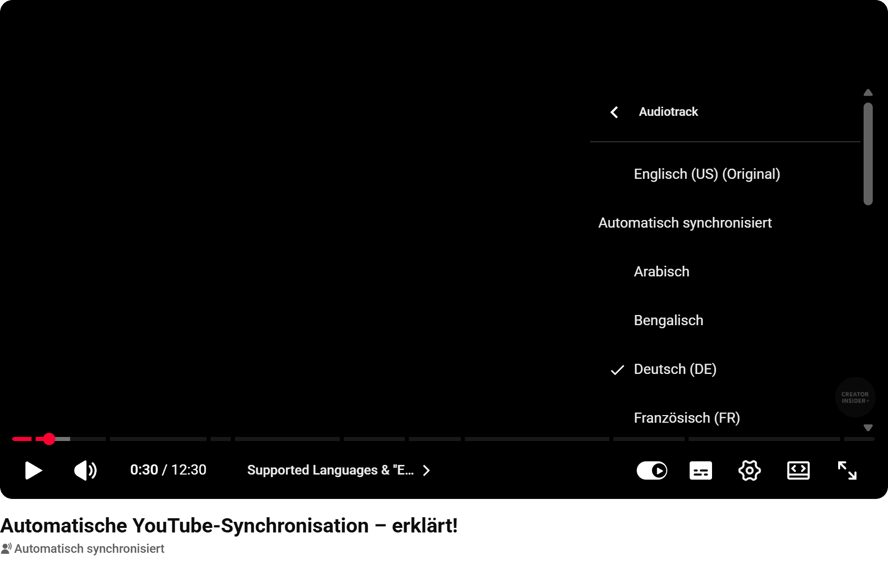 YouTube-Player mit geöffnetem Menü Audiotrack: Englisch (US) (Original), darunter die Überschrift Automatisch synchronisiert mit Arabisch, Bengalisch, ausgewähltem Deutsch (DE) und Französisch (FR); unter dem Player der übersetzte Titel Automatische YouTube-Synchronisation – erklärt! und der Hinweis Automatisch synchronisiert